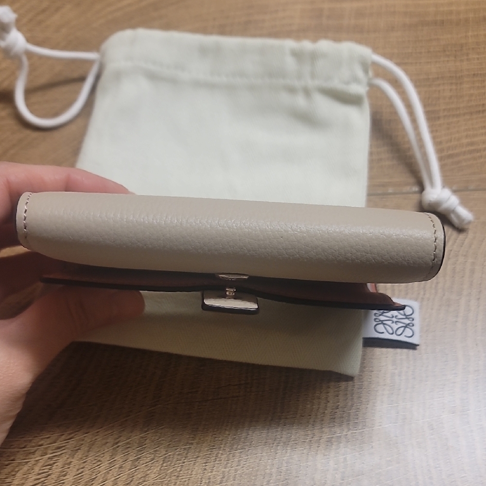 Loewe Small Vertical Wallet In Soft Grained Leather Light Oat/Honey - Picture 11 of 16
